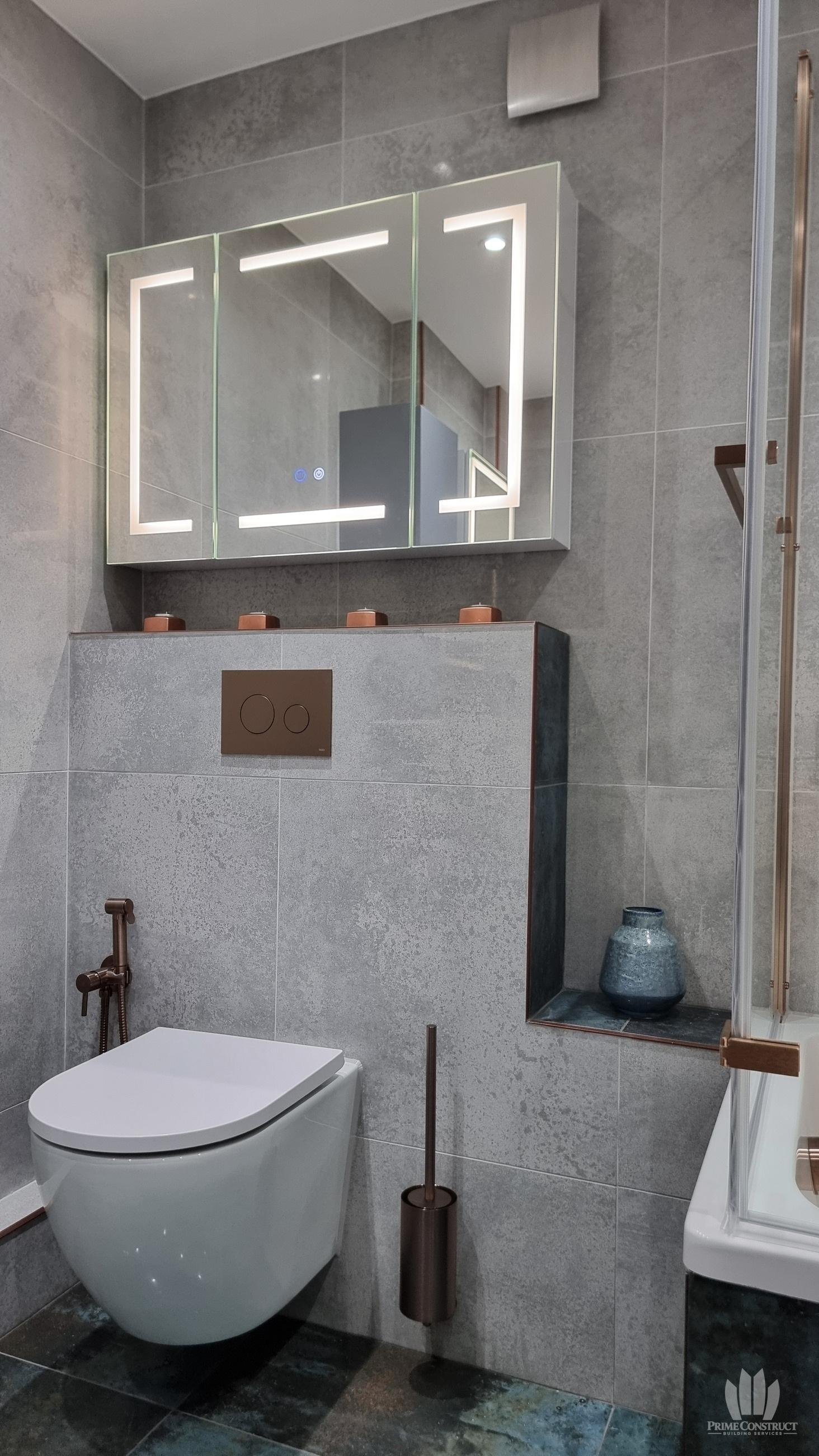 Main bathroom mirrored cabinet and WC enclosure
